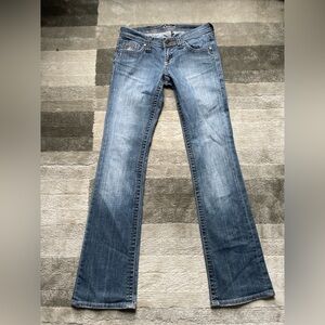 Flattering low-rise blue flare jeans
#flarejeans